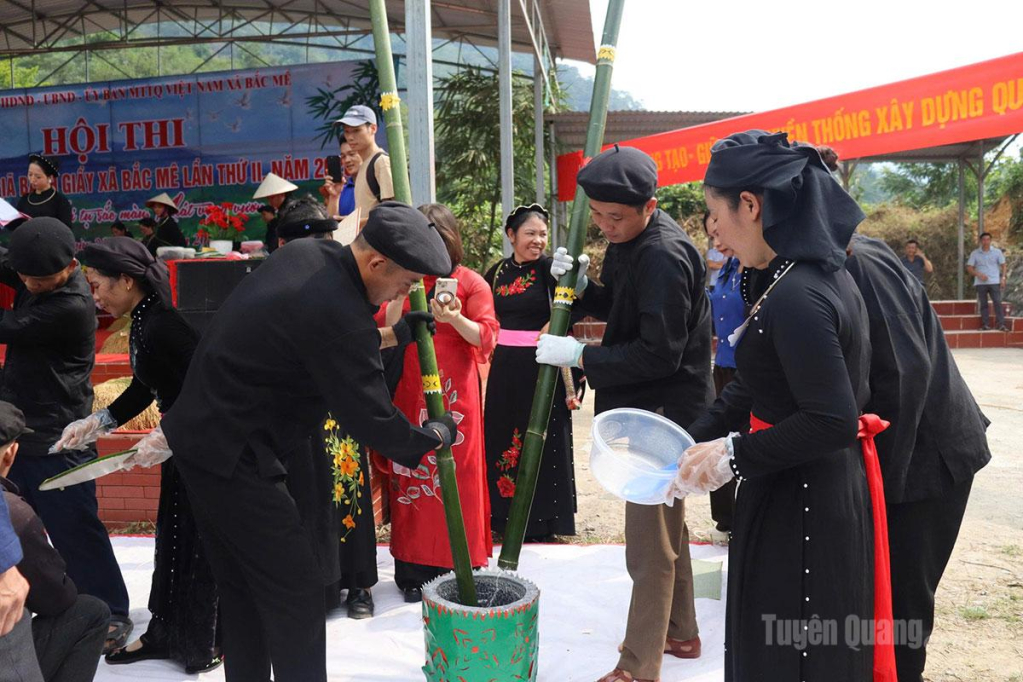 Các đội thi làm gia thi làm bánh giầy.