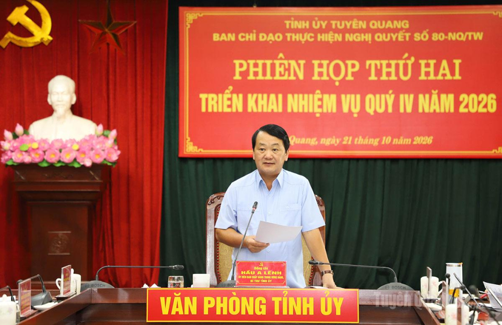 Bí thư Tỉnh ủy Hầu A Lềnh phát biểu kết luận phiên họp.