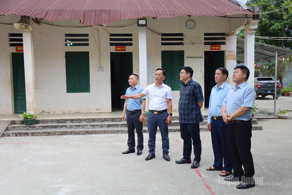 Lãnh đạo xã Thàng Tín báo cáo về công tác chuẩn bị thi công san ủi mặt bằng dự án Trường PTNT liên cấp của xã.