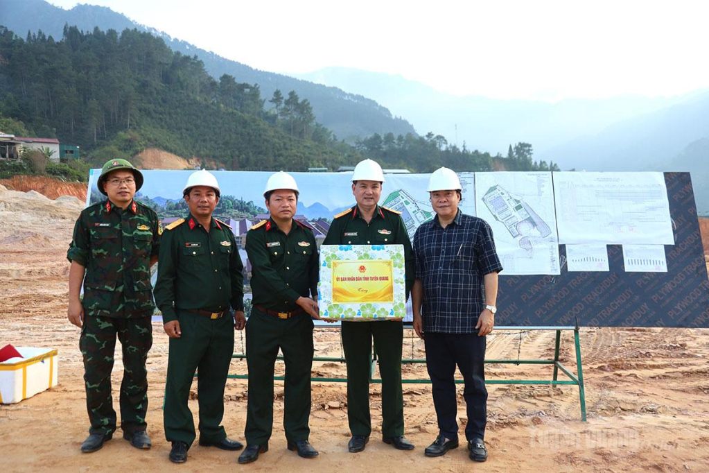 Phó Chủ tịch UBND tỉnh Hoàng Gia Long tặng quà đơn vị thi công dự án Trường PTNT liên cấp Tiểu học và THCS Lao Chải.