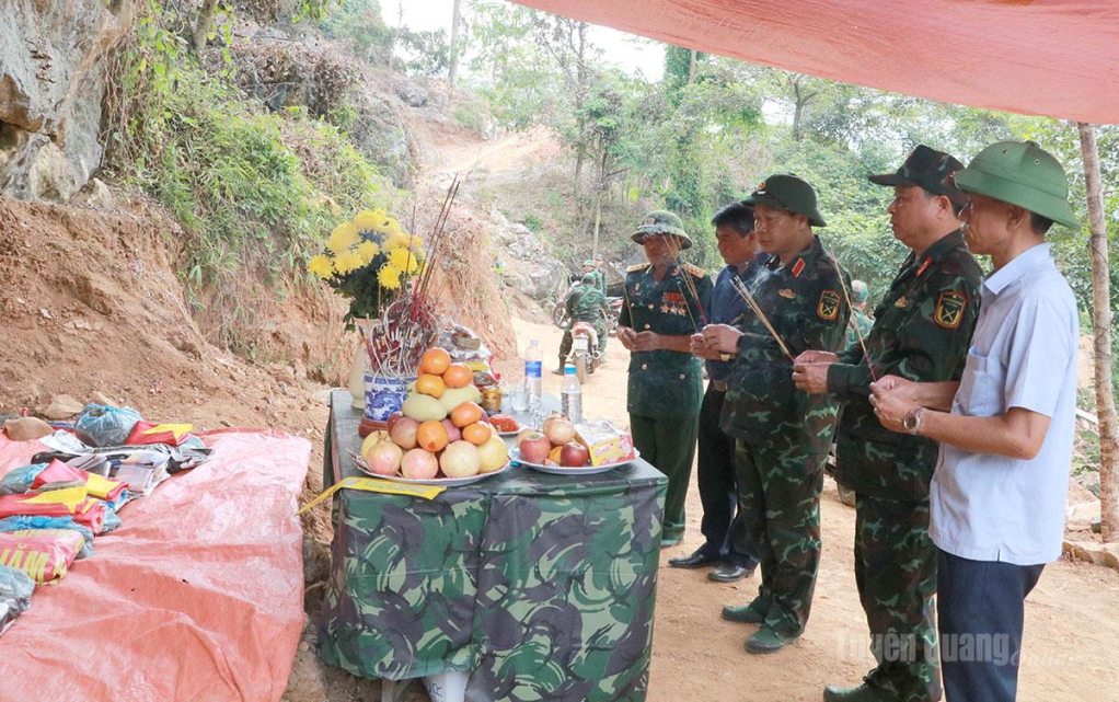 Thiếu tướng Nguyễn Ngọc Ngân thắp hương tưởng niệm các liệt sĩ tại bình độ 300.
