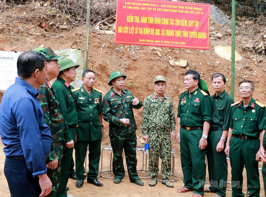 Thiếu tướng Nguyễn Ngọc Ngân nghe các cựu chiến binh cung cấp thông tin về vị trí liệt sĩ nằm lại.