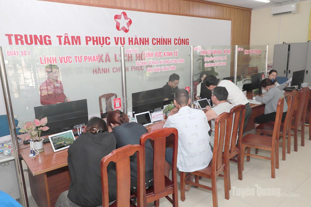 Trung tâm Phục vụ hành chính công xã Linh Hồ giải quyết thủ tục hành chính của người dân.