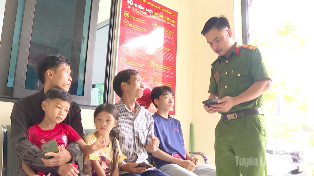 Công an xã Minh Ngọc hỗ trợ người dân thực hiện các thao tác giải quyết thủ tục hành chính trên VNeID.