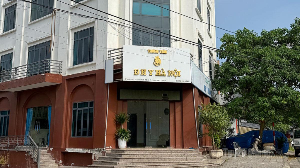 Biển quảng cáo “Trung tâm ĐH Y Hà Nội” từng được các đối tượng trưng lên để lừa đảo người dân.