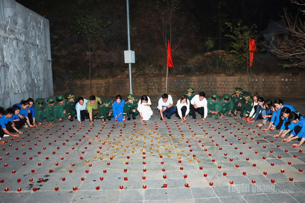 Các đại biểu thắp nến tri ân các Anh hùng Thanh niên xung phong tại Tượng đài Thanh niên xung phong xã Đồng Văn.