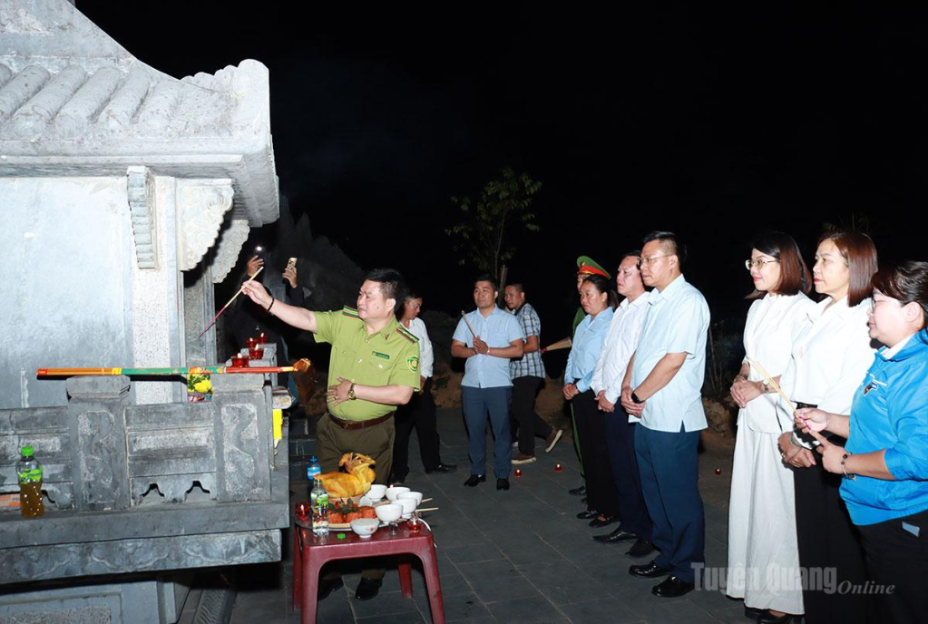 Đại biểu thắp hương tri ân các Anh hùng Thanh niên xung phong.