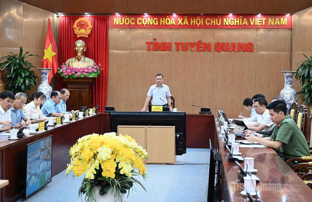 Đồng chí Phó Chủ tịch UBND tỉnh Đỗ Hùng Đức chủ trì cuộc họp.