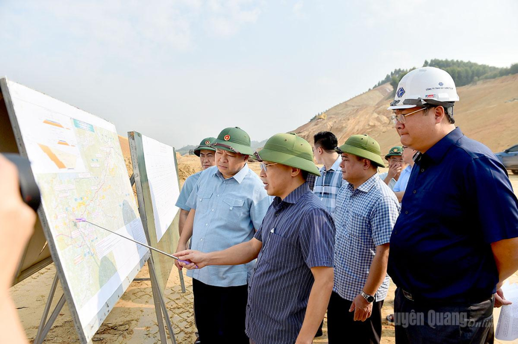 Chủ tịch UBND tỉnh Phan Huy Ngọc khảo sát tuyến đường đoạn 8,1 km đầu tuyến cao tốc Tuyên Quang - Hà Giang (giai đoạn 1).