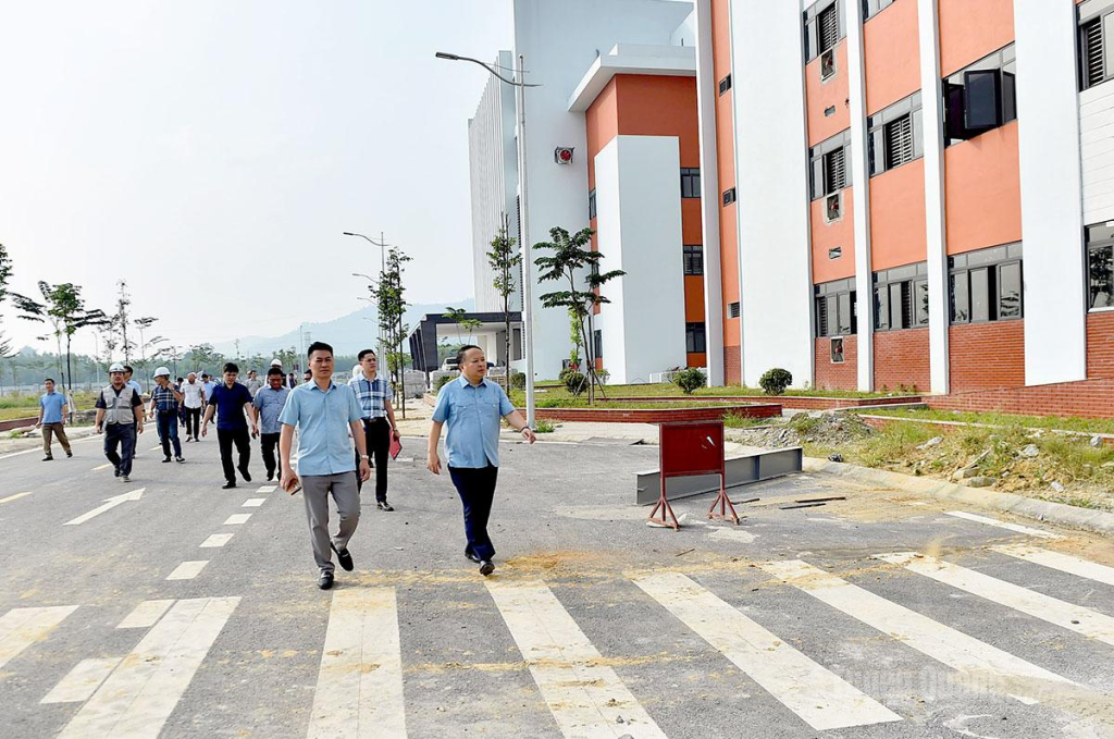 Chủ tịch UBND tỉnh Phan Huy Ngọc kiểm tra tiến độ Bệnh viện Đa khoa Tuyên Quang.