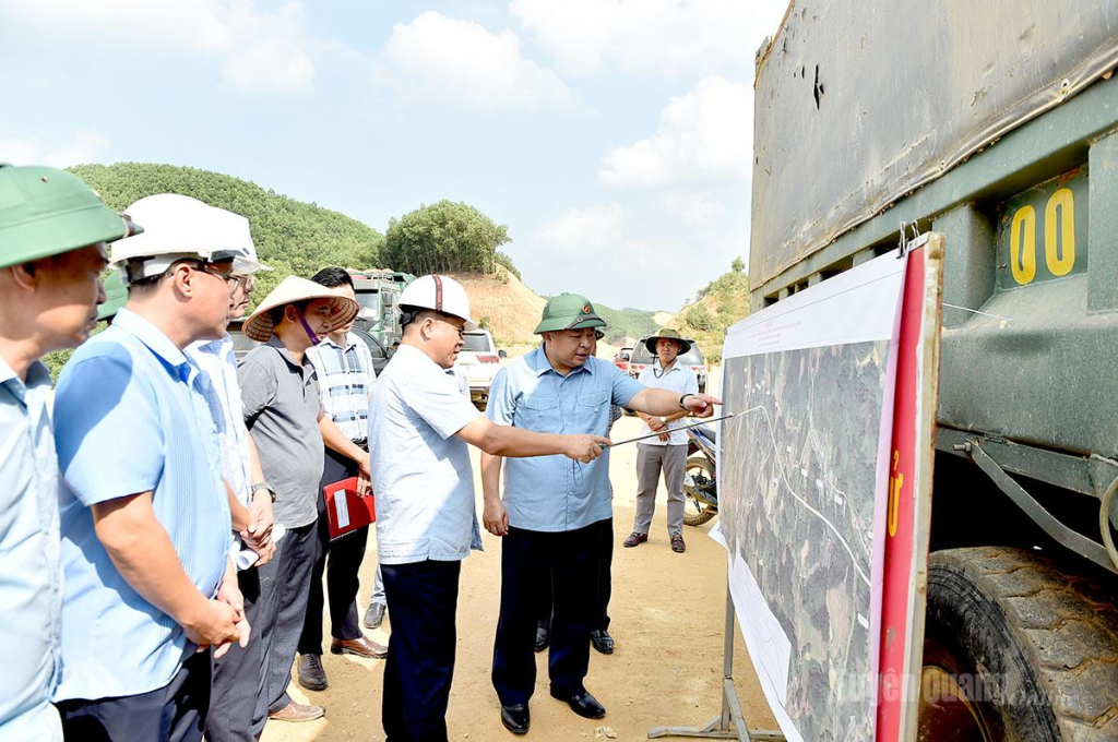 Chủ tịch UBND tỉnh Phan Huy Ngọc kiểm tra tiến độ Dự án tuyến đường từ thị trấn Sơn Dương đi xã Tân Trào.