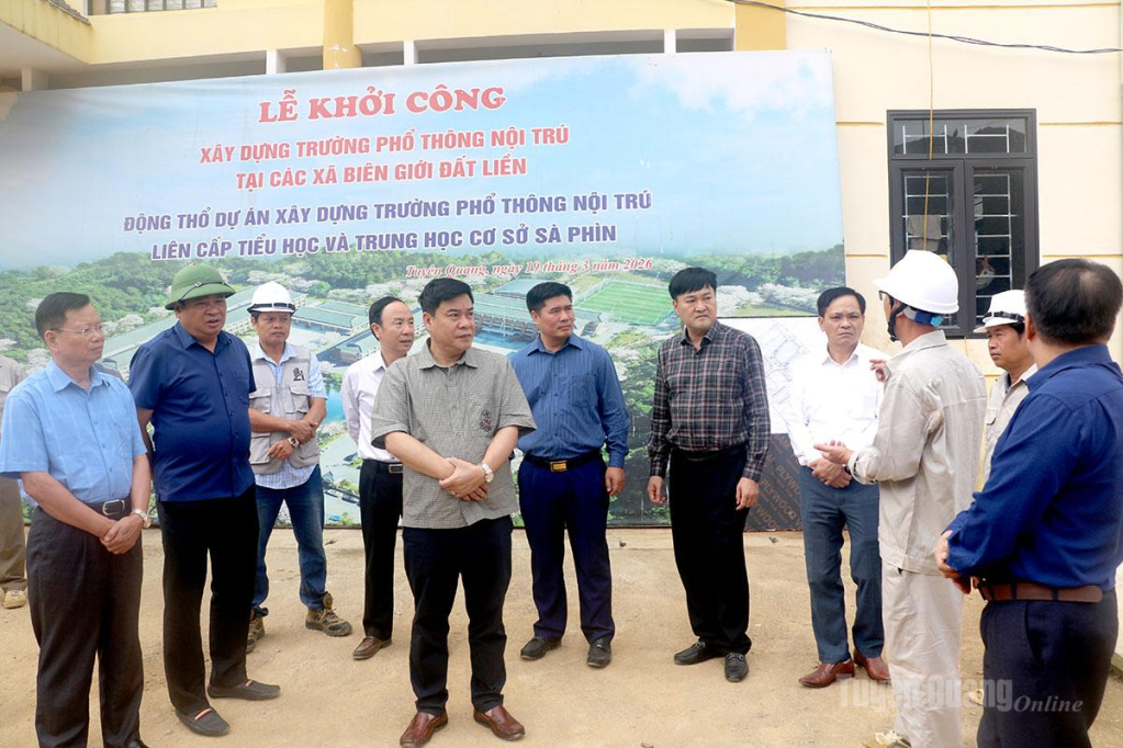 Đồng chí Hoàng Gia Long, Uỷ viên Ban Thường vụ Tỉnh uỷ, Phó Chủ tịch UBND tỉnh nghe đơn vị thị công Dự án Trường PTNT liên cấp TH&THCS Sà Phìn báo cáo tiến độ của dự án.