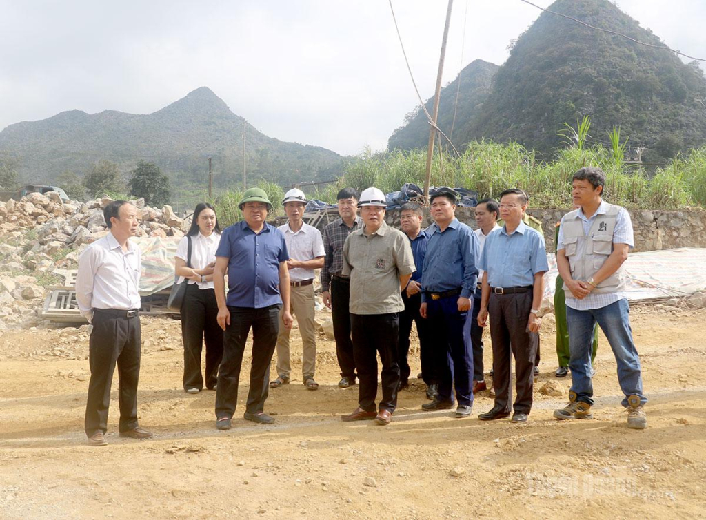 Phó Chủ tịch UBND tỉnh Hoàng Gia Long kiểm tra trực tiếp tiến độ Dự án xây dựng Trường PTNT  liên cấp TH&THCS Sà Phìn.