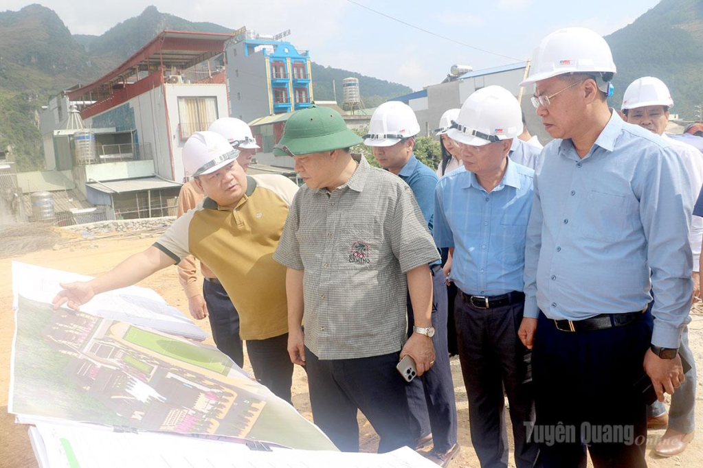Đồng chí Hoàng Gia Long, Uỷ viên Ban Thường vụ Tỉnh uỷ, Phó Chủ tịch UBND tỉnh kiểm tra đường găng tiến độ  việc thi công tại Trường PTNT liên cấp TH&THCS Đồng Văn.