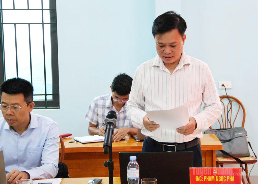 Lãnh đạo xã Cán Tỷ báo cáo kết quả thực hiện nhiệm vụ.