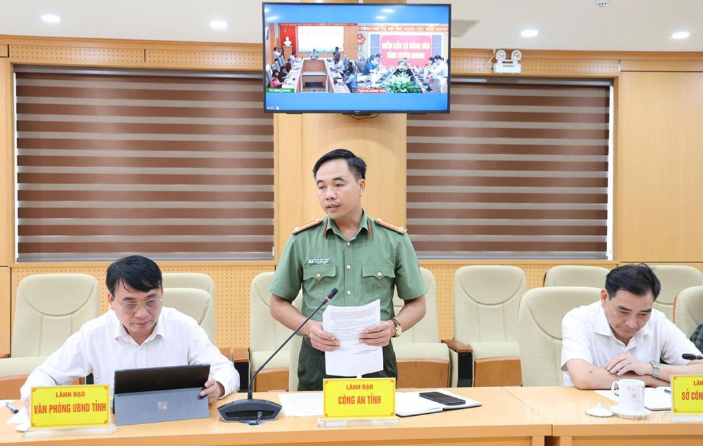 Lãnh đạo Công an tỉnh phát biểu tại cuộc họp.