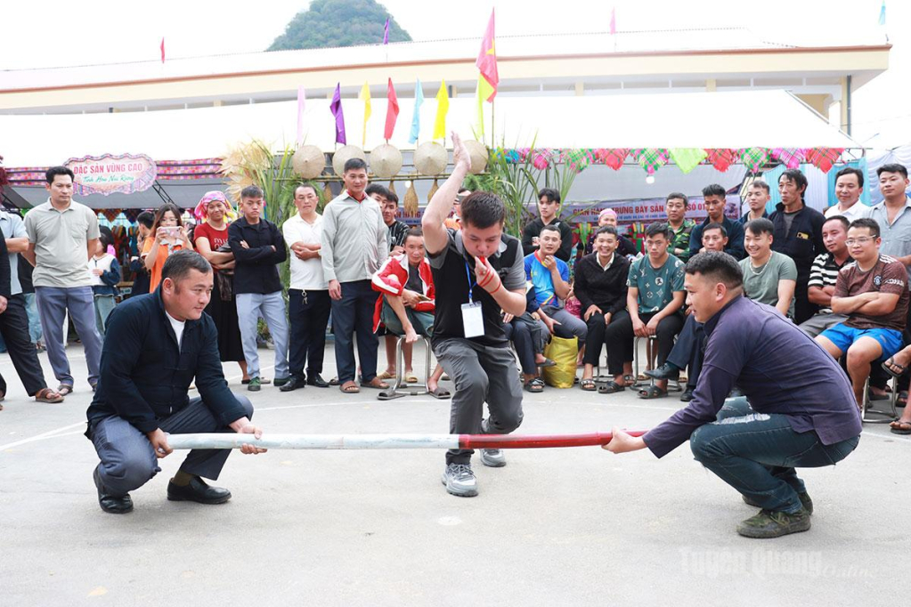 Các vận động viên thi đấu môn đẩy gậy.