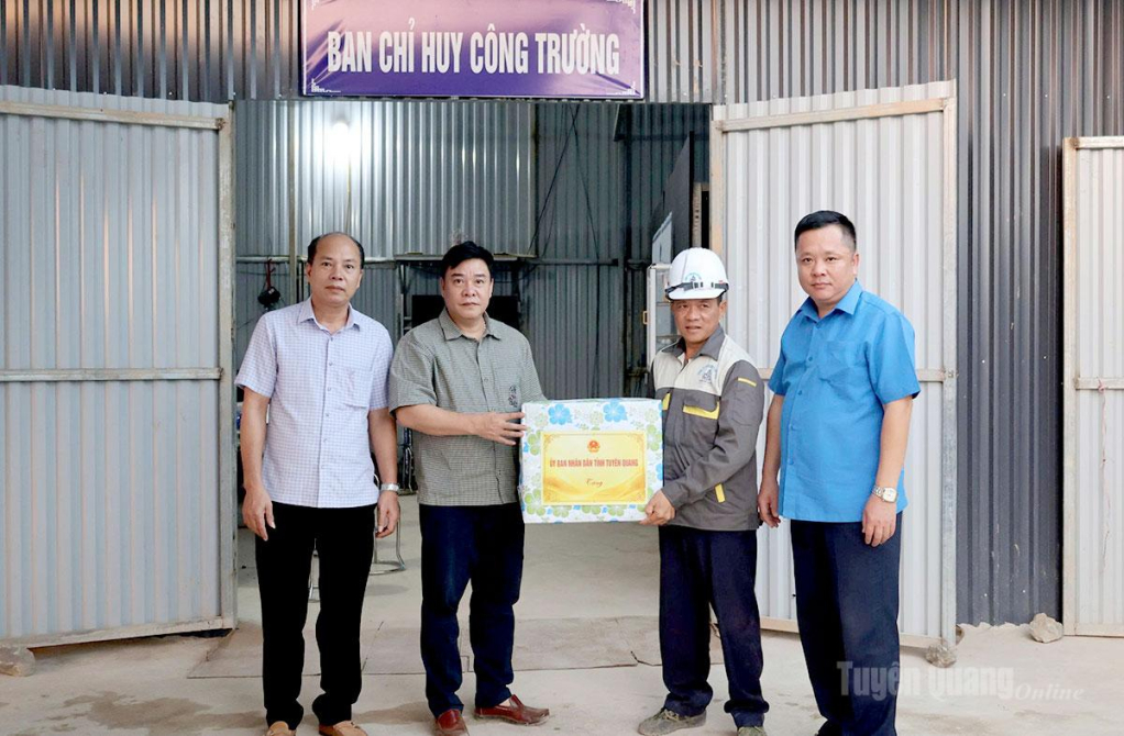Phó Chủ tịch UBND tỉnh Hoàng Gia Long tặng quà cho cán bộ kỹ thuật, công nhân đang xây dựng Dự án Trường PTNT liên cấp TH&THCS Thắng Mố.