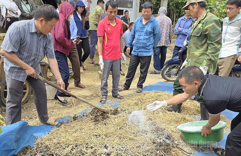 Các học viên xã Quản Bạ thực hành kỹ thuật phối trộn đất trồng.