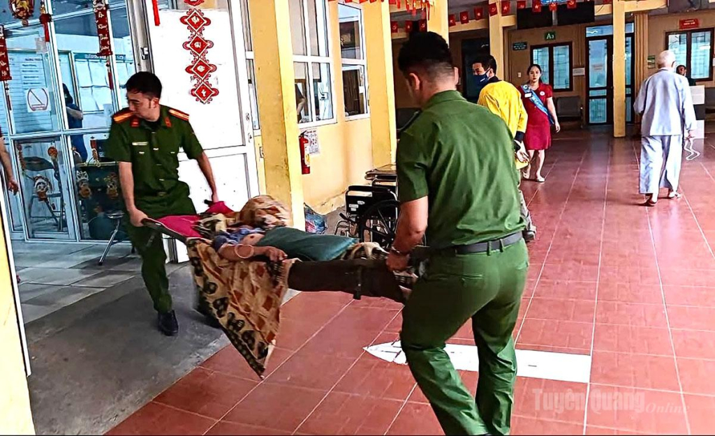 Công an xã Thông Nguyên đưa người dân đi cấp cứu.