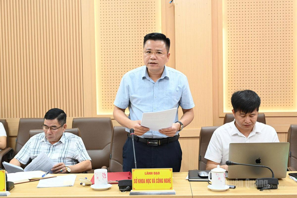 Lãnh đạo Sở Khoa học và Công nghệ phát biểu thảo luận tại cuộc họp.