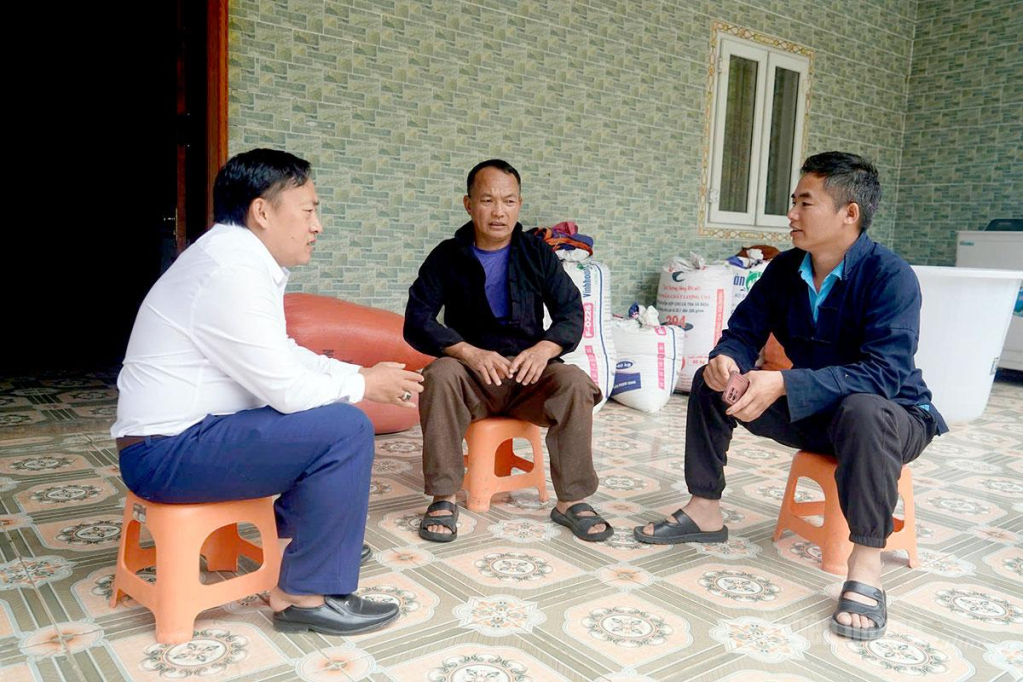 Cán bộ xã Phố Bảng thường xuyên xuống thôn, bản tuyên truyền bà con nhân dân thực hiện nếp sống văn minh.