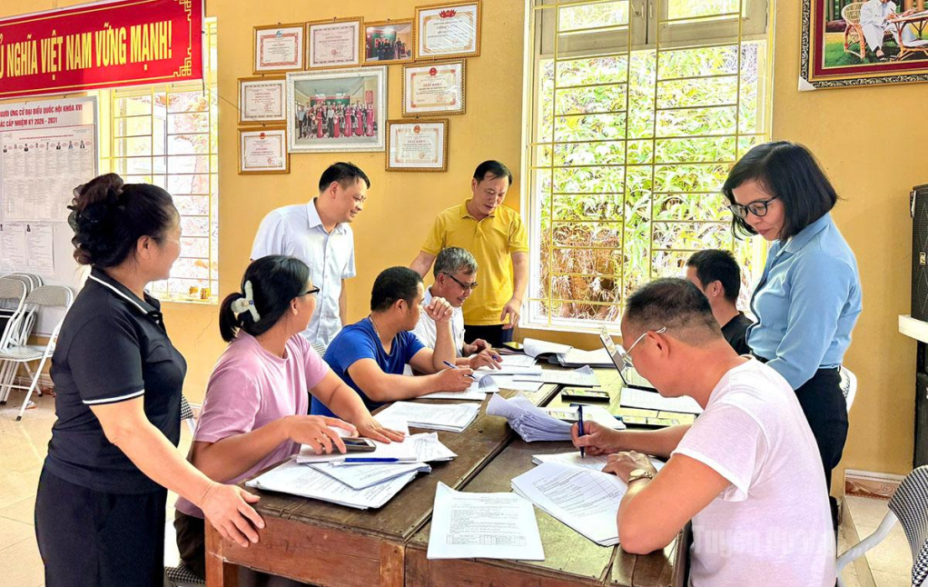 Lãnh đạo Đảng ủy xã Chiêm Hóa nắm tình hình thực hiện các nhiệm vụ ở  chi bộ thôn Ngọc Long. 