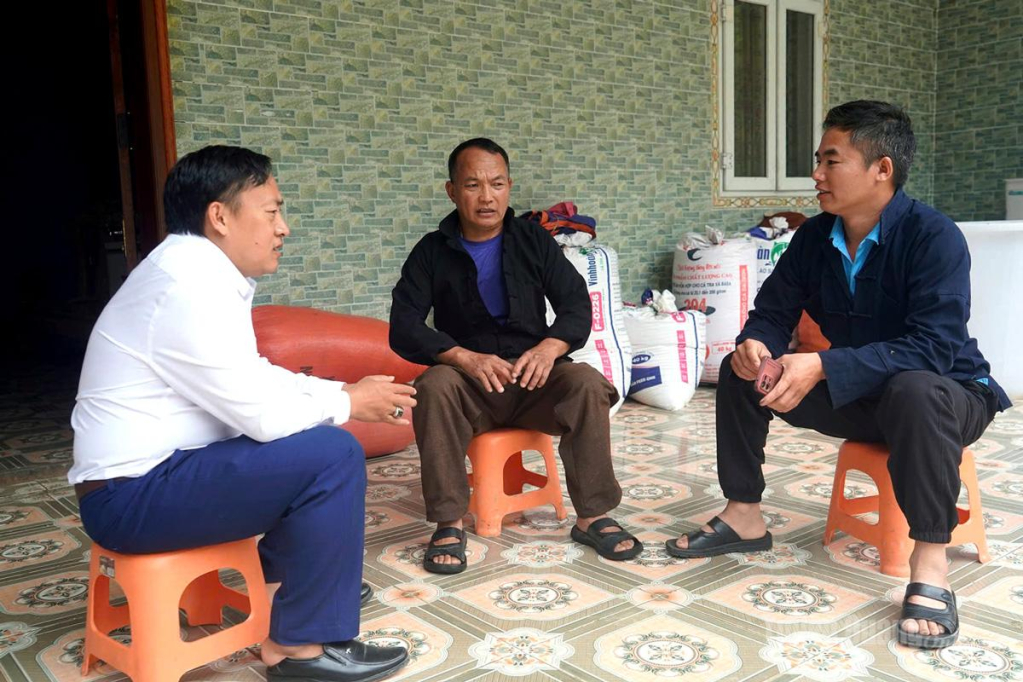 Cán bộ xã Phố Bảng thường xuyên xuống thôn, bản tuyên truyền bà con nhân dân thực hiện nếp sống văn minh.
