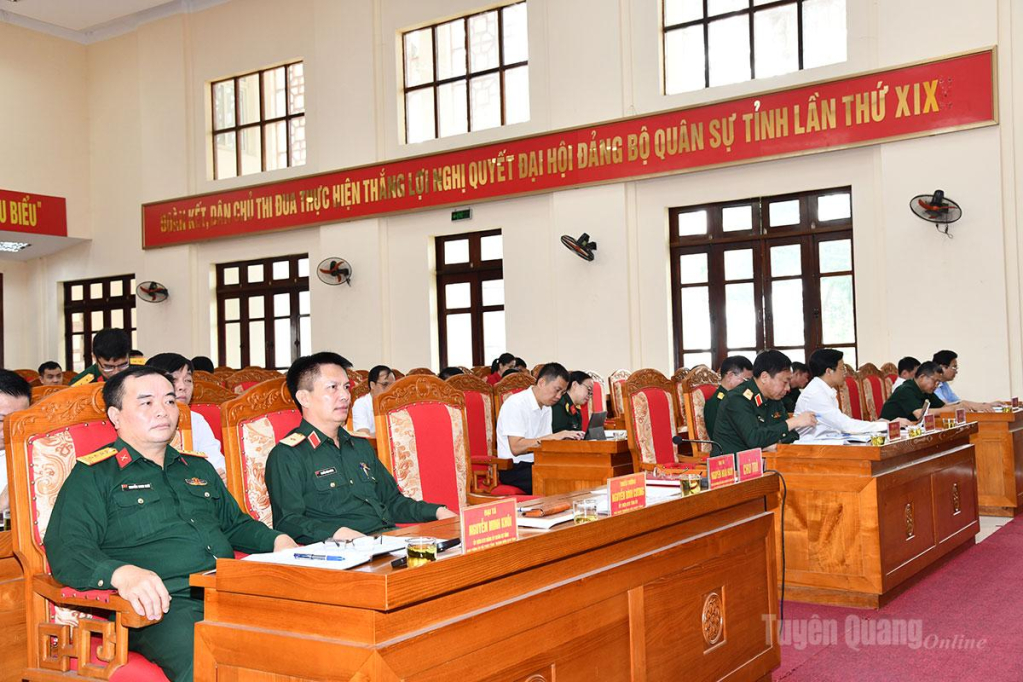 Thiếu tướng Nguyễn Đình Cương, Chỉ huy trưởng Bộ CHQS tỉnh cùng các đại biểu dự hội nghị.