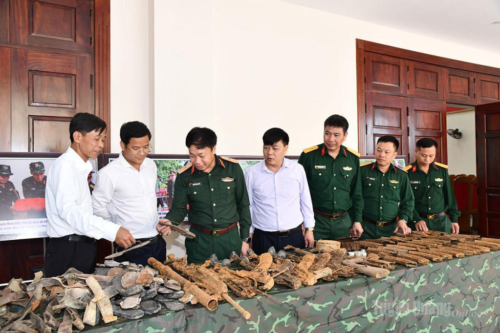 Các đại biểu tham quan gian trưng bày di vật thu được trong quá trình tìm kiếm, quy tập hài cốt liệt sĩ trên địa bàn tỉnh.