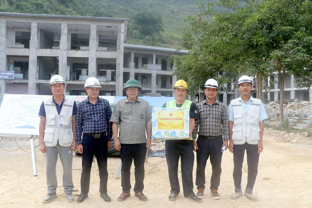 Phó Chủ tịch UBND tỉnh Hoàng Gia Long tặng quà cho cán bộ kỹ thuật, công nhân xây dựng Trường PTNT liên cấp TH&THCS Cán Tỷ.