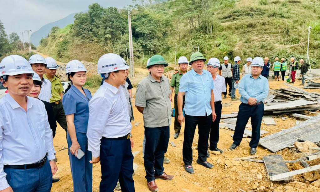 Đồng chí Hoàng Gia Long, Uỷ viên Ban Thường vụ Tỉnh uỷ, Phó Chủ tịch UBND tỉnh kiểm tra tiến độ xây dựng Trường PTNT liên cấp TH&THCS Nghĩa Thuận.