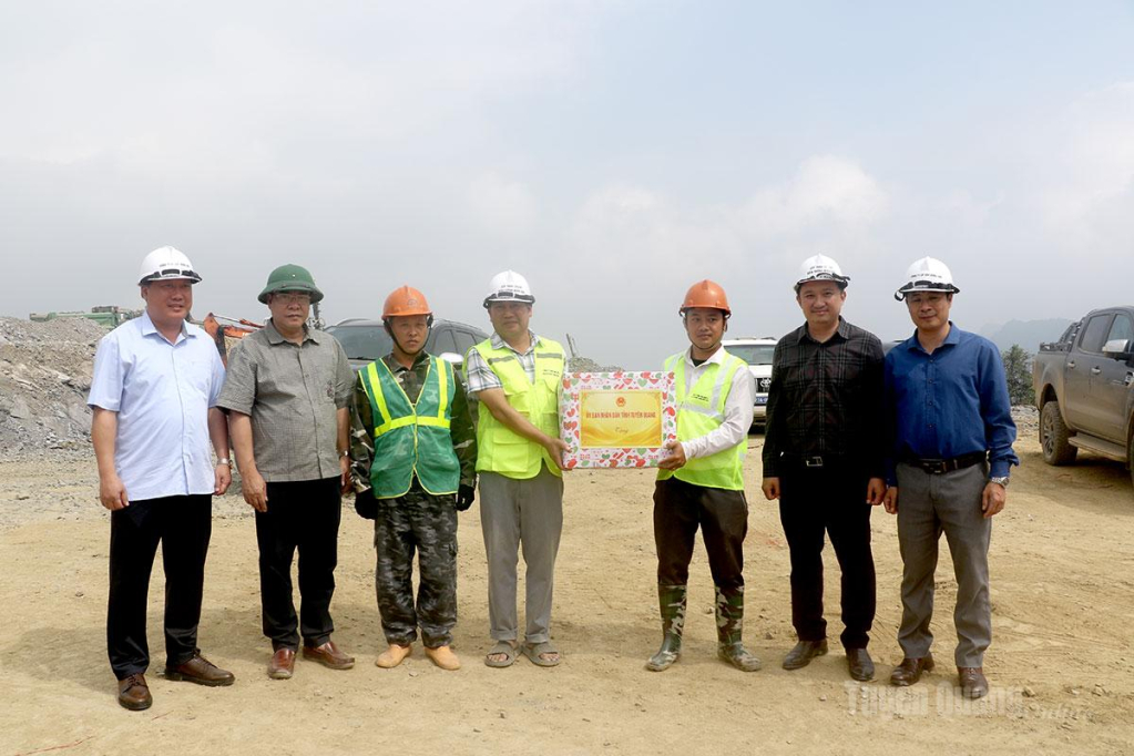 Phó Chủ tịch UBND tỉnh Hoàng Gia Long tặng quà cho công nhân đang xây dựng Trường PTNT liên cấp TH&THCS Tùng Vài.