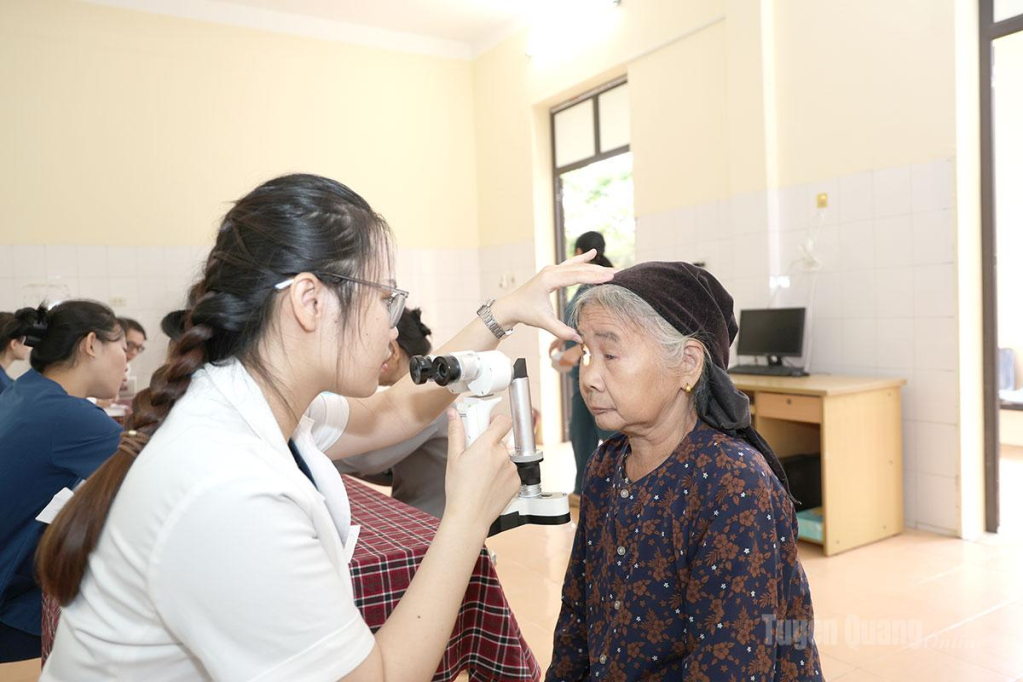 Bác sĩ Bệnh viện Đông Đô khám mắt miễn phí cho người dân xã Kim Bình.