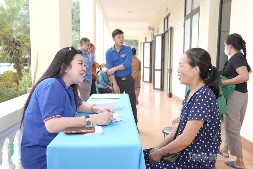 Người dân xã Kim Bình đến khám được tư vấn các bệnh về mắt.