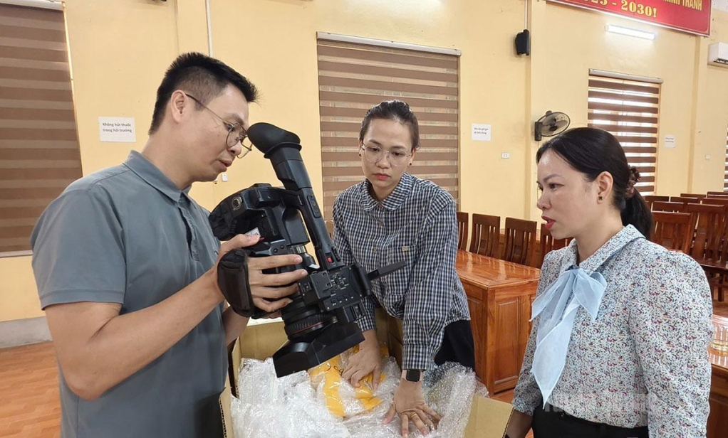 Kỹ thuật viên của Báo và phát, thanh truyền hình Tuyên Quang hướng dẫn cán bộ xã sử dụng camera.