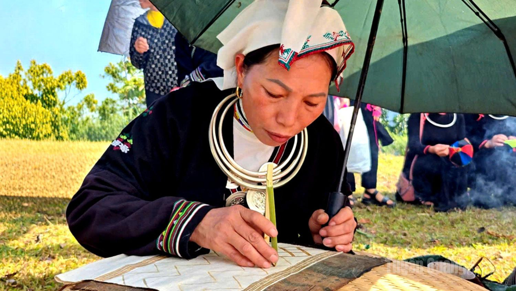 Phải qua rất nhiều công đoạn cầu kỳ để có thể tạo ra được hoa văn trên tấm vải.