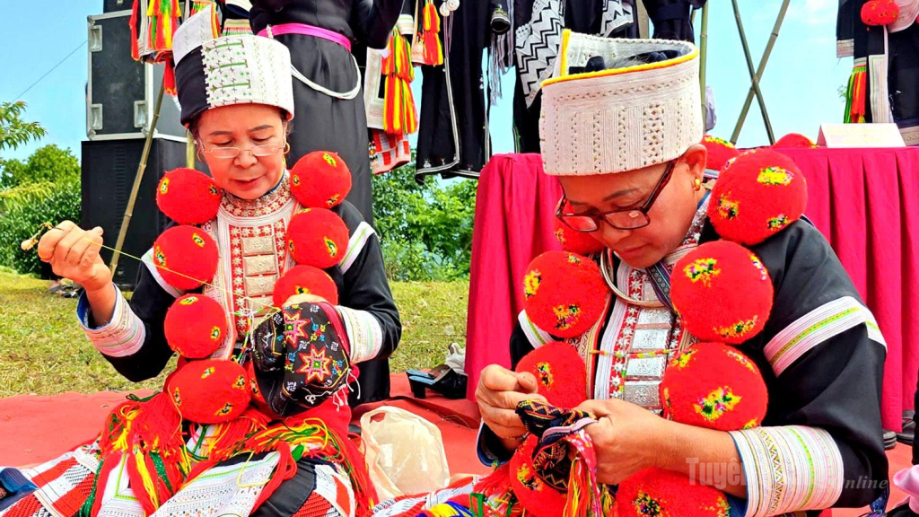 Đối với người Dao đỏ, dệt, nhuộm vải bông đã là một kỳ công, thì phần thêu thùa là cả một nghệ thuật công phu. Có những bộ trung phục, phụ kiện chủ nhân phải mất tới 1 - 2 năm mới hoàn thành.