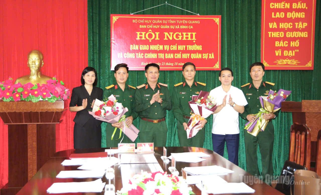 Thiếu tướng Nguyễn Đình Cương chúc mừng các cán bộ được điều động về Ban CHQS xã Bình Ca.