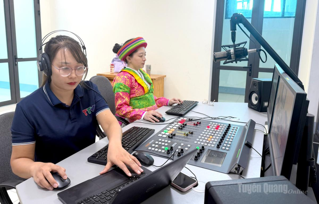 Phát thanh viên tiếng dân tộc thực hiện quy trình dịch và thu âm, chuẩn bị lên sóng.