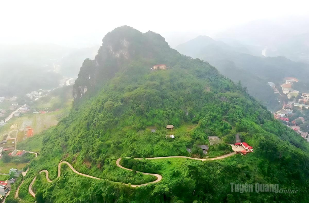 Trạm tiếp sóng phát thanh  Cổng Trời  nằm ở độ cao 1.200m so với mực nước biển.