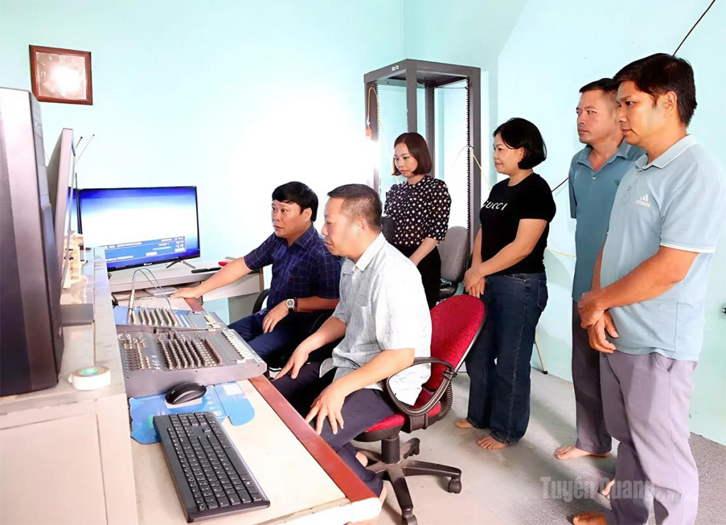 Đồng chí Mai Đức Thông, Giám đốc Báo và PTTH Tuyên Quang thăm, động viên cán bộ, kỹ thuật viên Trạm tiếp sóng phát thanh, truyền hình Núi Cấm.