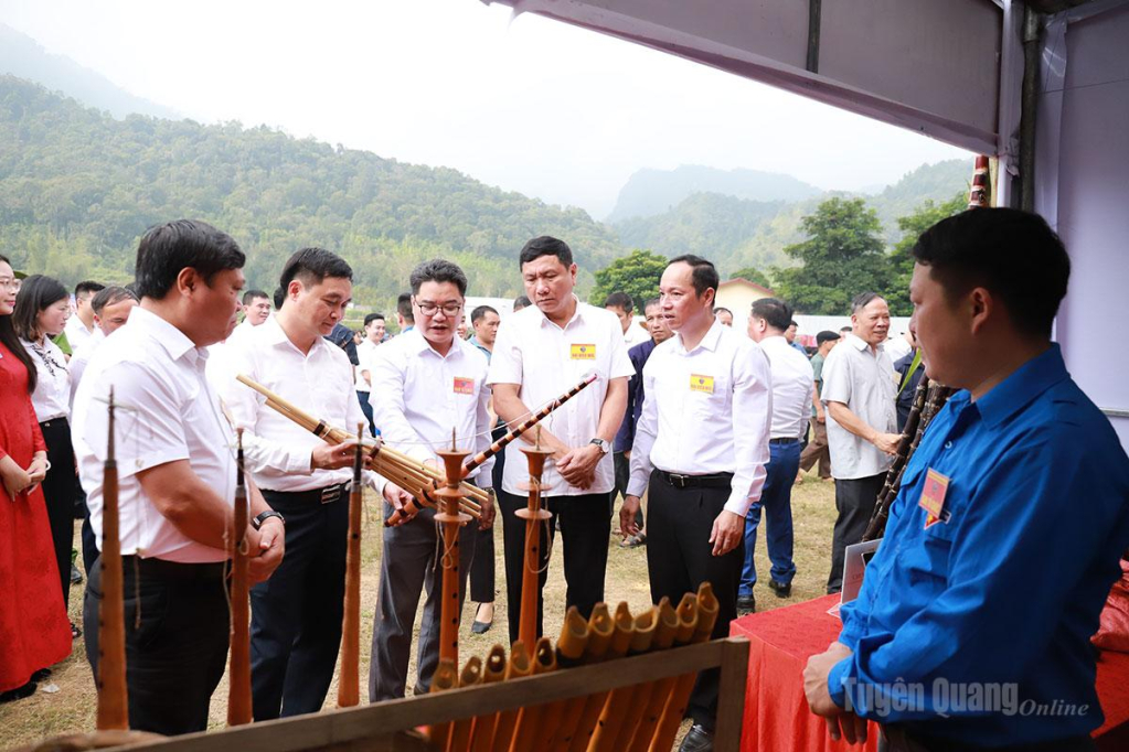 Các đại biểu tham quan gian hàng giới thiệu sản phẩm địa phương.