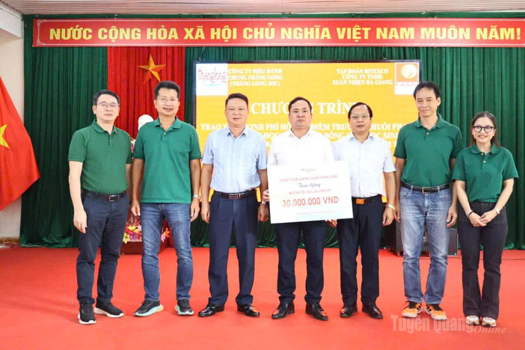 Đại diện nhà tài trợ trao tặng 30 triệu đồng cho điểm trường Khuổi Phạt.