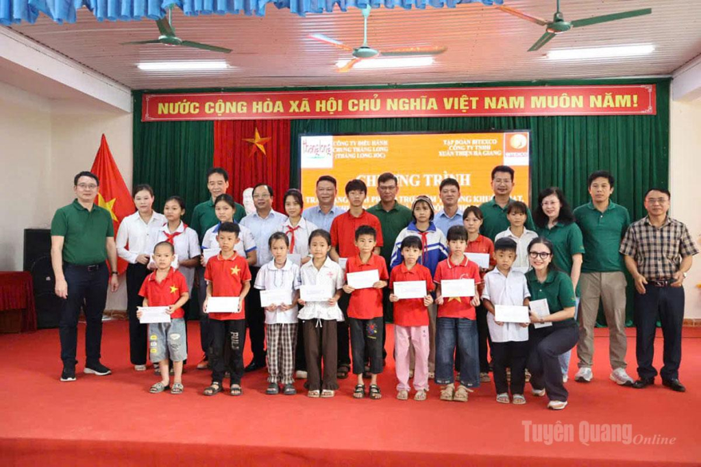 Các nhà tài trợ, doanh nghiệp trao các suất học bổng cho học sinh khó khăn trên địa bàn.