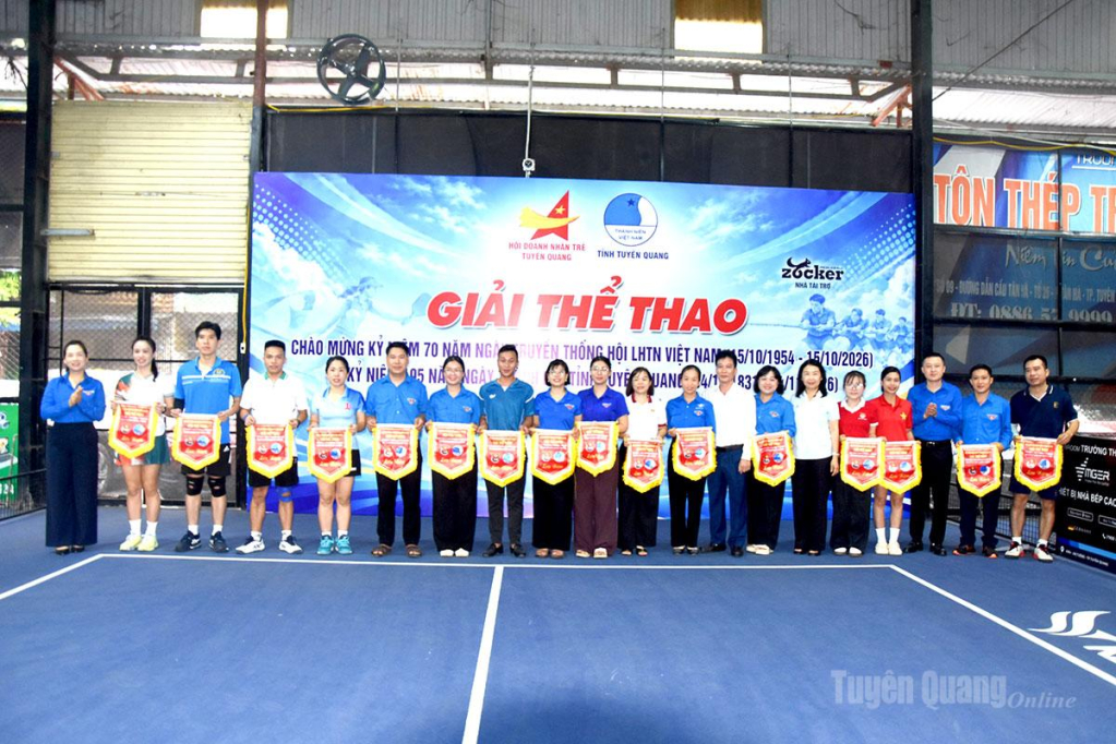 Đại biểu trao cờ lưu niệm cho các đội tham dự Giải.