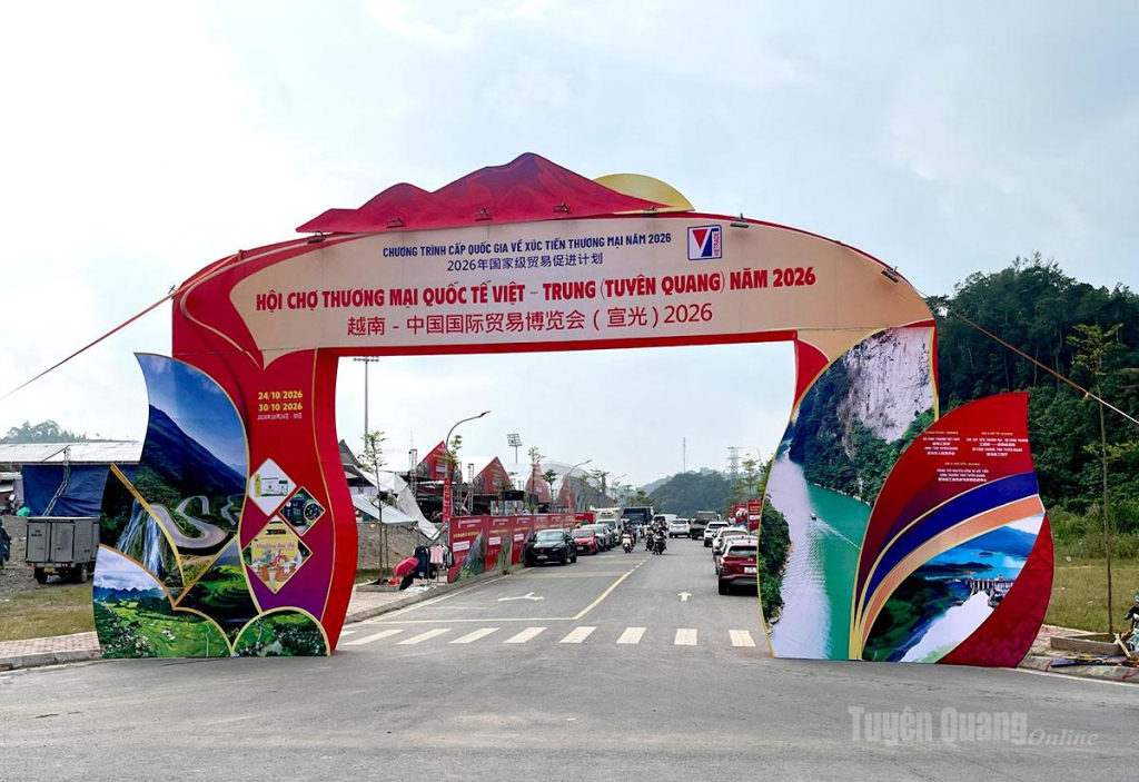 Cổng chào hoành tráng của Hội chợ Thương mại Quốc tế Việt – Trung (Tuyên Quang) năm 2026 đã hoàn thiện sẵn sàng đón khách.