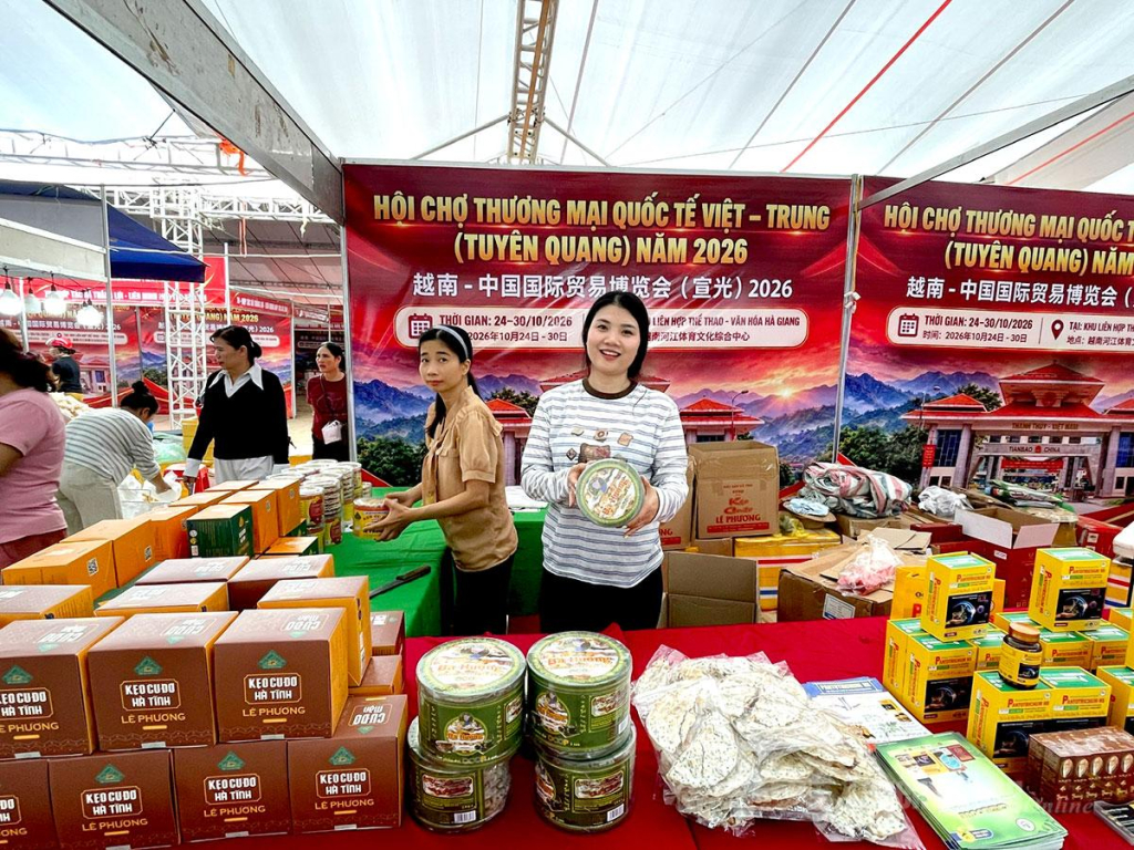 Doanh nghiệp khẩn trương phân loại, sắp xếp các sản phẩm hải sản khô tại gian hàng.