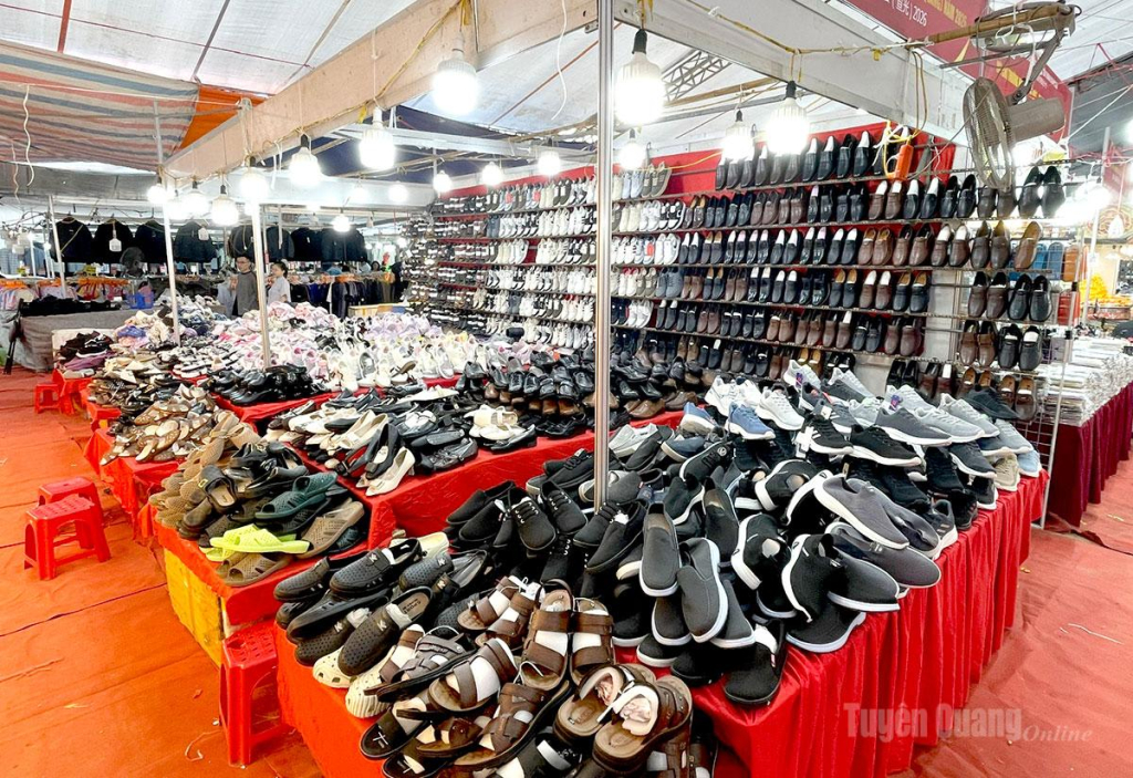 Đa dạng các sản phẩm thời trang, túi xách, thắt lưng da và giày dép được trưng bày ngăn nắp.