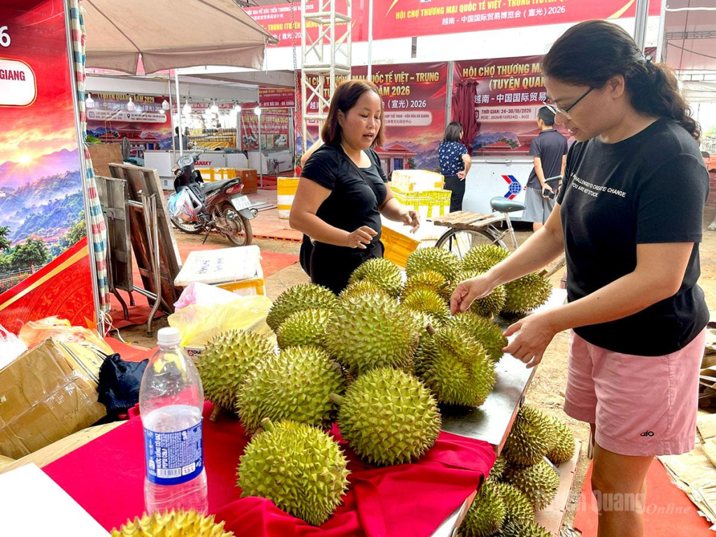 Gian hàng nông sản thu hút khách hàng chọn mua sầu riêng tươi ngay tại hội chợ.